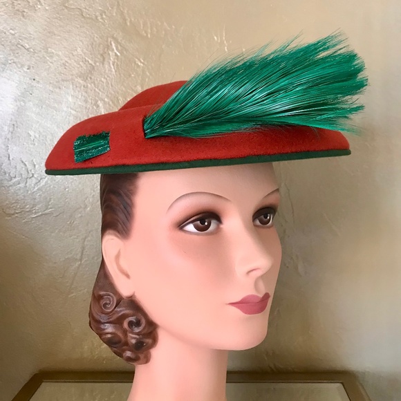 LAVISH 1940s RED AND GREEN FELT HAT WITH GREEN FEATHER TRIM